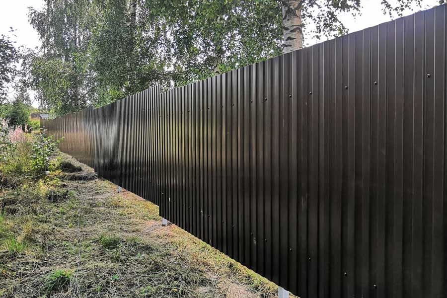 Забор на склоне из профнастила фото